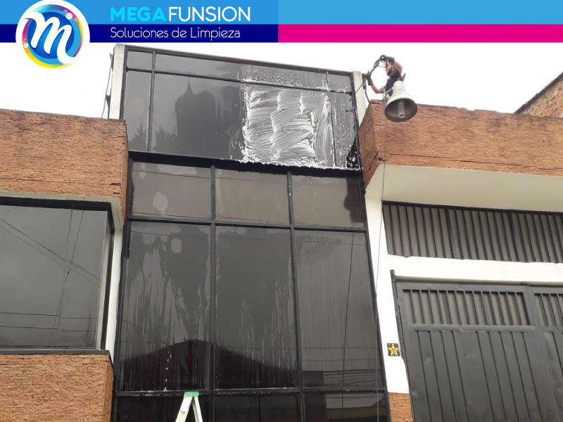 Servicio de limpieza de vidrios y limpieza de fachadas  en Bogotá